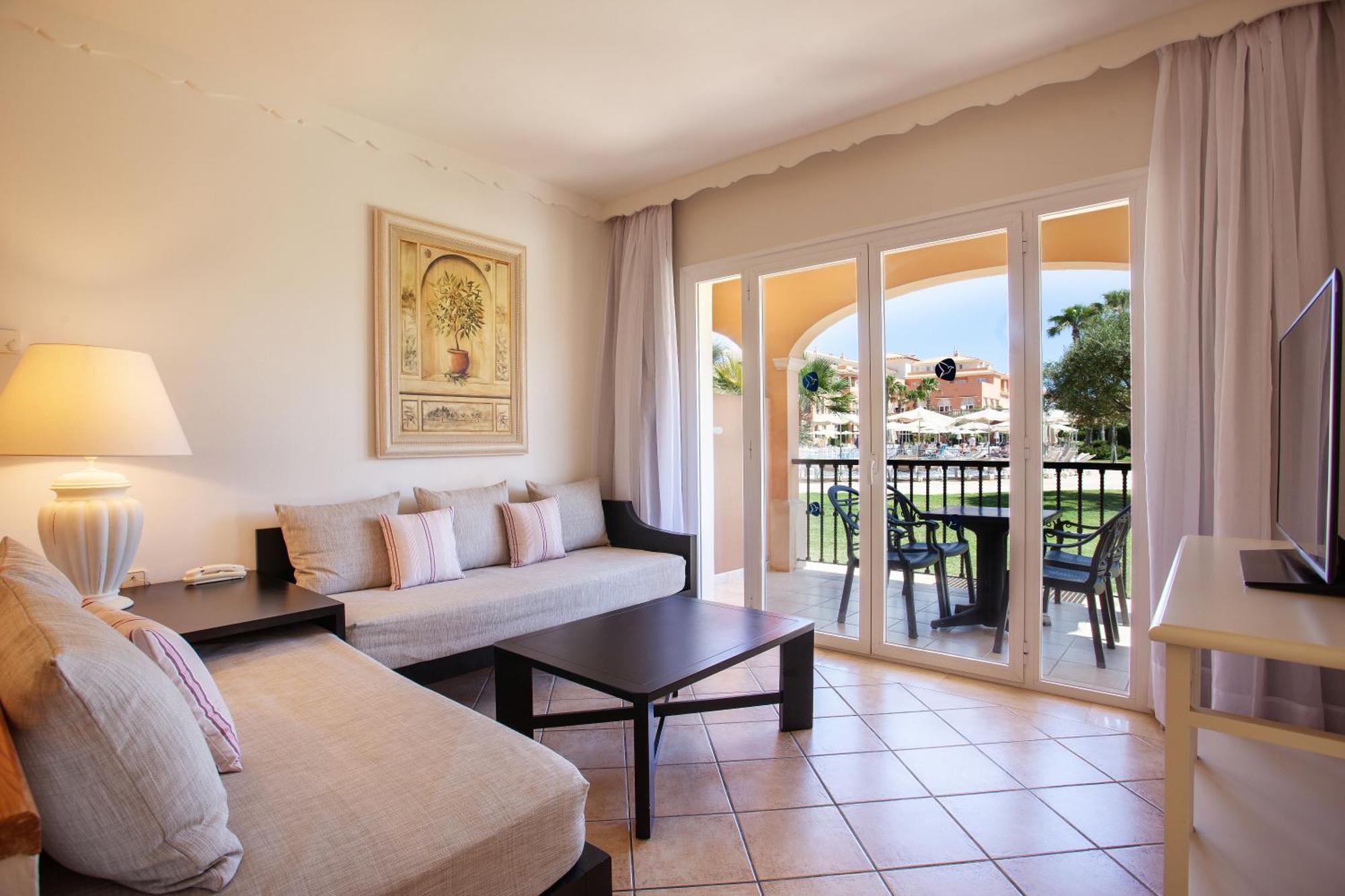 Suite de 1 dormitorio con vistas a la piscina (2 adultos + 2 niños)