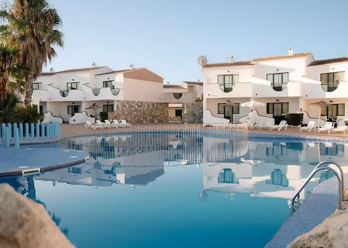 Hotel Bluesea Lentiscos Cala'N Blanes  Con una Pista de Golf